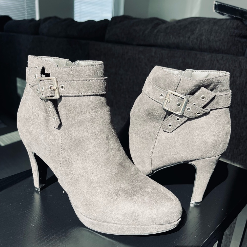 METAPHOR Gray Suede Ankle Boots